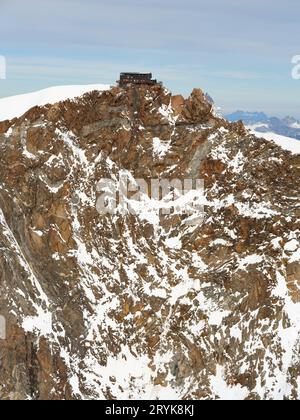 LUFTAUFNAHME. Capanna Regina Margherita ist die höchste Berghütte Europas auf 4554 m Höhe auf dem Gipfel der Punta Gnifetti (Signalkuppe). Italien. Stockfoto