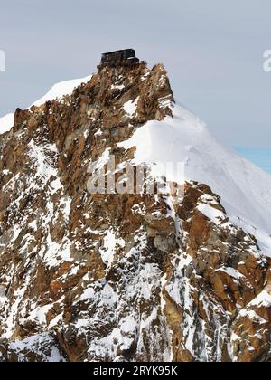 LUFTAUFNAHME. Capanna Regina Margherita ist die höchste Berghütte Europas auf 4554 m Höhe auf dem Gipfel der Punta Gnifetti (Signalkuppe). Italien. Stockfoto