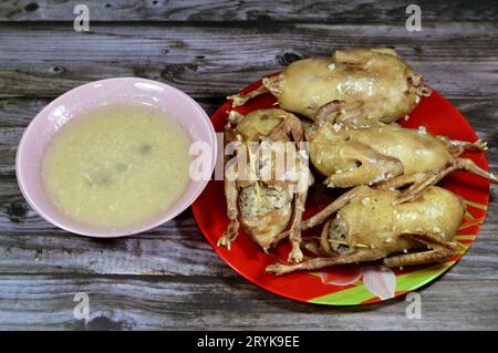 Gefüllte Tauben mit gekochtem weißem Reis oder Hamam Mahshi und seine Suppe mit Reis, gekocht bis gekocht und zum Braten oder Grillen zubereitet, gefüllte Tauben i Stockfoto