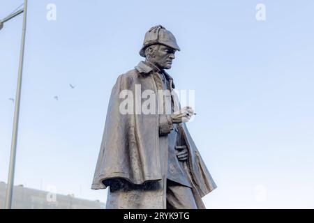 Die neu renovierte Statue von Sherlock Holmes wurde auf dem neuen erbauten Picardy Place in Edinburgh am 13. September 2023 enthüllt. Die Bronzeskulptur wurde zu Ehren seines Schöpfers Sir Arthur Conan Doyle erbaut, der in der Nähe geboren wurde. 29.09.2023 Edinburgh Schottland Großbritannien *** die neu renovierte Statue von Sherlock Holmes wurde am 13. September 2023 auf dem neu errichteten Picardy Place in Edinburgh enthüllt. Die Bronzeskulptur wurde zu Ehren seines Schöpfers Sir Arthur Conan Doyle, 29 09 2023 Edinburgh Scotland United Kingdom Credit: Imago/Alamy Live News Stockfoto