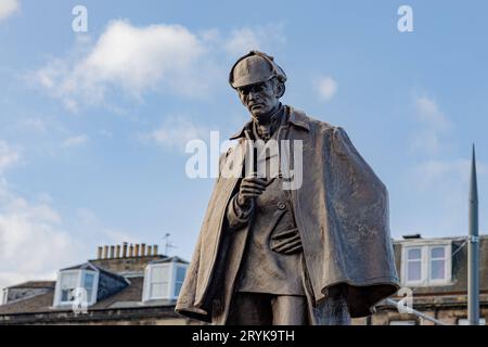 Die neu renovierte Statue von Sherlock Holmes wurde auf dem neuen erbauten Picardy Place in Edinburgh am 13. September 2023 enthüllt. Die Bronzeskulptur wurde zu Ehren seines Schöpfers Sir Arthur Conan Doyle erbaut, der in der Nähe geboren wurde. 29.09.2023 Edinburgh Schottland Großbritannien *** die neu renovierte Statue von Sherlock Holmes wurde am 13. September 2023 auf dem neu errichteten Picardy Place in Edinburgh enthüllt. Die Bronzeskulptur wurde zu Ehren seines Schöpfers Sir Arthur Conan Doyle, 29 09 2023 Edinburgh Scotland United Kingdom Credit: Imago/Alamy Live News Stockfoto