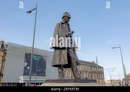 Die neu renovierte Statue von Sherlock Holmes wurde auf dem neuen erbauten Picardy Place in Edinburgh am 13. September 2023 enthüllt. Die Bronzeskulptur wurde zu Ehren seines Schöpfers Sir Arthur Conan Doyle erbaut, der in der Nähe geboren wurde. 29.09.2023 Edinburgh Schottland Großbritannien *** die neu renovierte Statue von Sherlock Holmes wurde am 13. September 2023 auf dem neu errichteten Picardy Place in Edinburgh enthüllt. Die Bronzeskulptur wurde zu Ehren seines Schöpfers Sir Arthur Conan Doyle, 29 09 2023 Edinburgh Scotland United Kingdom Credit: Imago/Alamy Live News Stockfoto