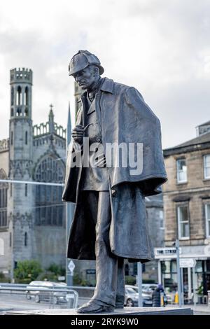 Die neu renovierte Statue von Sherlock Holmes wurde auf dem neuen erbauten Picardy Place in Edinburgh am 13. September 2023 enthüllt. Die Bronzeskulptur wurde zu Ehren seines Schöpfers Sir Arthur Conan Doyle erbaut, der in der Nähe geboren wurde. 29.09.2023 Edinburgh Schottland Großbritannien *** die neu renovierte Statue von Sherlock Holmes wurde am 13. September 2023 auf dem neu errichteten Picardy Place in Edinburgh enthüllt. Die Bronzeskulptur wurde zu Ehren seines Schöpfers Sir Arthur Conan Doyle, 29 09 2023 Edinburgh Scotland United Kingdom Credit: Imago/Alamy Live News Stockfoto