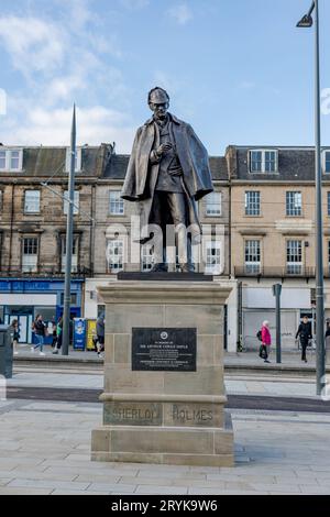 Die neu renovierte Statue von Sherlock Holmes wurde auf dem neuen erbauten Picardy Place in Edinburgh am 13. September 2023 enthüllt. Die Bronzeskulptur wurde zu Ehren seines Schöpfers Sir Arthur Conan Doyle erbaut, der in der Nähe geboren wurde. 29.09.2023 Edinburgh Schottland Großbritannien *** die neu renovierte Statue von Sherlock Holmes wurde am 13. September 2023 auf dem neu errichteten Picardy Place in Edinburgh enthüllt. Die Bronzeskulptur wurde zu Ehren seines Schöpfers Sir Arthur Conan Doyle, 29 09 2023 Edinburgh Scotland United Kingdom Credit: Imago/Alamy Live News Stockfoto