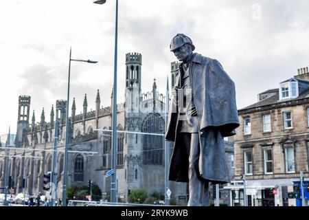 Die neu renovierte Statue von Sherlock Holmes wurde auf dem neuen erbauten Picardy Place in Edinburgh am 13. September 2023 enthüllt. Die Bronzeskulptur wurde zu Ehren seines Schöpfers Sir Arthur Conan Doyle erbaut, der in der Nähe geboren wurde. 29.09.2023 Edinburgh Schottland Großbritannien *** die neu renovierte Statue von Sherlock Holmes wurde am 13. September 2023 auf dem neu errichteten Picardy Place in Edinburgh enthüllt. Die Bronzeskulptur wurde zu Ehren seines Schöpfers Sir Arthur Conan Doyle, 29 09 2023 Edinburgh Scotland United Kingdom Credit: Imago/Alamy Live News Stockfoto