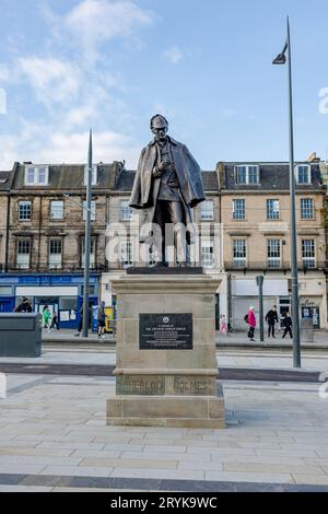 Die neu renovierte Statue von Sherlock Holmes wurde auf dem neuen erbauten Picardy Place in Edinburgh am 13. September 2023 enthüllt. Die Bronzeskulptur wurde zu Ehren seines Schöpfers Sir Arthur Conan Doyle erbaut, der in der Nähe geboren wurde. 29.09.2023 Edinburgh Schottland Großbritannien *** die neu renovierte Statue von Sherlock Holmes wurde am 13. September 2023 auf dem neu errichteten Picardy Place in Edinburgh enthüllt. Die Bronzeskulptur wurde zu Ehren seines Schöpfers Sir Arthur Conan Doyle, 29 09 2023 Edinburgh Scotland United Kingdom Credit: Imago/Alamy Live News Stockfoto