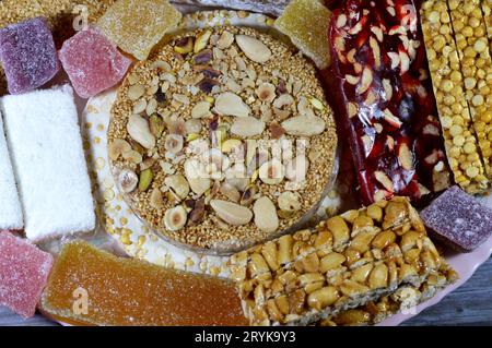 Sammlung von süßen Kichererbsen, Erdnüssen, Sesam, cremigem Taffy, Zuckergelee, Nüsse, Pistazien, Haselnussscheiben als Feier des Propheten Stockfoto