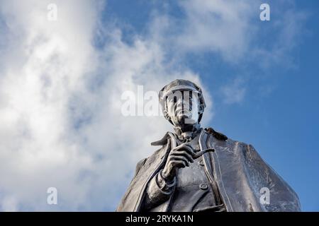 Die neu renovierte Statue von Sherlock Holmes wurde auf dem neuen erbauten Picardy Place in Edinburgh am 13. September 2023 enthüllt. Die Bronzeskulptur wurde zu Ehren seines Schöpfers Sir Arthur Conan Doyle erbaut, der in der Nähe geboren wurde. 29.09.2023 Edinburgh Schottland Großbritannien *** die neu renovierte Statue von Sherlock Holmes wurde am 13. September 2023 auf dem neu errichteten Picardy Place in Edinburgh enthüllt. Die Bronzeskulptur wurde zu Ehren seines Schöpfers Sir Arthur Conan Doyle, 29 09 2023 Edinburgh Scotland United Kingdom Credit: Imago/Alamy Live News Stockfoto