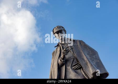 Die neu renovierte Statue von Sherlock Holmes wurde auf dem neuen erbauten Picardy Place in Edinburgh am 13. September 2023 enthüllt. Die Bronzeskulptur wurde zu Ehren seines Schöpfers Sir Arthur Conan Doyle erbaut, der in der Nähe geboren wurde. 29.09.2023 Edinburgh Schottland Großbritannien *** die neu renovierte Statue von Sherlock Holmes wurde am 13. September 2023 auf dem neu errichteten Picardy Place in Edinburgh enthüllt. Die Bronzeskulptur wurde zu Ehren seines Schöpfers Sir Arthur Conan Doyle, 29 09 2023 Edinburgh Scotland United Kingdom Credit: Imago/Alamy Live News Stockfoto