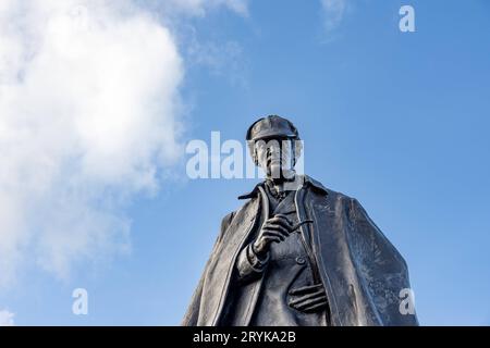 Die neu renovierte Statue von Sherlock Holmes wurde auf dem neuen erbauten Picardy Place in Edinburgh am 13. September 2023 enthüllt. Die Bronzeskulptur wurde zu Ehren seines Schöpfers Sir Arthur Conan Doyle erbaut, der in der Nähe geboren wurde. 29.09.2023 Edinburgh Schottland Großbritannien *** die neu renovierte Statue von Sherlock Holmes wurde am 13. September 2023 auf dem neu errichteten Picardy Place in Edinburgh enthüllt. Die Bronzeskulptur wurde zu Ehren seines Schöpfers Sir Arthur Conan Doyle, 29 09 2023 Edinburgh Scotland United Kingdom Credit: Imago/Alamy Live News Stockfoto