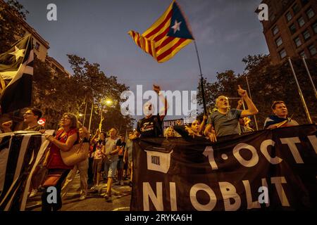 Barcelona, Spanien. Oktober 2023. Aktivisten, die sich für die Unabhängigkeit einsetzen, marschieren hinter ihrem Banner während einer Demonstration zum Gedenken an den 1. Oktober, das Datum eines unberechtigten Referendums über die Unabhängigkeit Kataloniens im Jahr 2017. Quelle: Matthias Oesterle/Alamy Live News Stockfoto