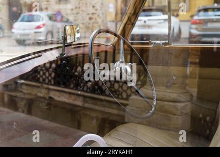 Astorga, Spanien - 4. Juni 2023: Innenraum eines klassischen antiken Rolls Royce. Blick durch die Glastür. Stockfoto