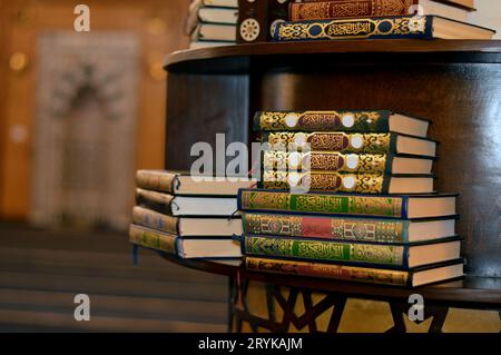 Heilige Koran Bücher in einer Reihe auf einem hölzernen Regal in einer Moschee, englische Übersetzung des Arabischen Textes (der Heilige edle Koran), es ist die zentrale Stockfoto