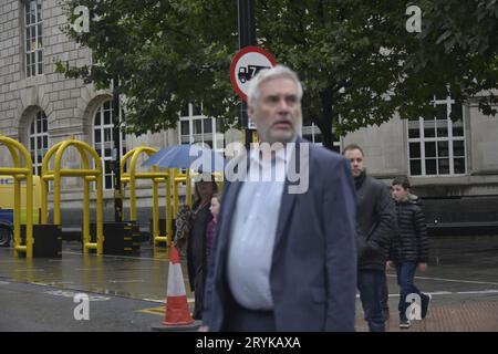 Demonstranten vor der Konservativen Parteikonferenz am 1. Tag in Manchester, Großbritannien, findet die Konservative Parteikonferenz ab 1. Oktober im Manchester Central Convention Complex statt, mehrere Ringe der Stahlsicherheit mit vielen Hunderten von Polizeibeamten, Anti-Terror-Maßnahmen sichtbar, Konservative Partei, Konferenz, Protest, Tory Party Konferenz, Konservative Partei, Konservative, Konservative, Lokale, Nationaldemonstration, Demonstranten, Konferenz, politische, Politik, Demonstration, Demonstration, Kreditpartei Terry Waller, Stockfoto