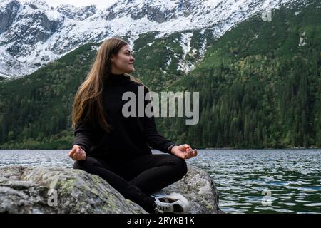 Junge Frau genießt die Natur in Morskie Oko Snowy Mountain Hut in polnischer Tatra Zakopane Polen. Naturgetreue Ästhetische Be Stockfoto