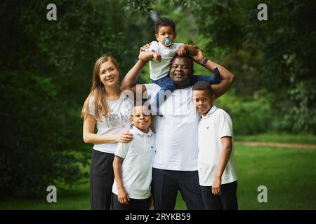 Tilst, Dänemark, 12. August 2023: Interrassische Familie im Wald Stockfoto