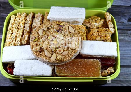 Sammlung von süßen Kichererbsen, Erdnüssen, Sesam, cremigem Taffy, Zuckergelee, Nüsse, Pistazien, Haselnussscheiben als Feier des Propheten Stockfoto