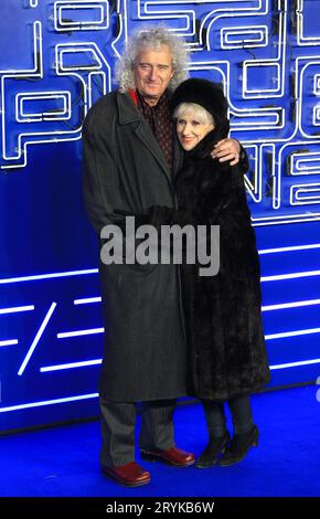 Brian May (L) und Anita Dobson nehmen an der europäischen Premiere von Ready Player One im Vue West End in London Teil. Stockfoto