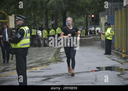 Demonstranten vor der Konservativen Parteikonferenz am 1. Tag in Manchester, Großbritannien, findet die Konservative Parteikonferenz ab 1. Oktober im Manchester Central Convention Complex statt, mehrere Ringe der Stahlsicherheit mit vielen Hunderten von Polizeibeamten, Anti-Terror-Maßnahmen sichtbar, Konservative Partei, Konferenz, Protest, Tory Party Konferenz, Konservative Partei, Konservative, Konservative, Lokale, Nationaldemonstration, Demonstranten, Konferenz, politische, Politik, Demonstration, Demonstration, Kreditpartei Terry Waller, Stockfoto