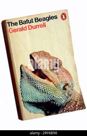 Gerald Durrell - Die Bafut-Adler. Bucheinband, Studioeinrichtung auf weißem Hintergrund Stockfoto