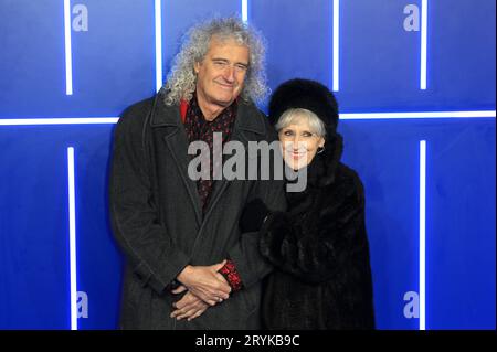 Brian May (L) und Anita Dobson nehmen an der europäischen Premiere von Ready Player One im Vue West End in London Teil. Stockfoto