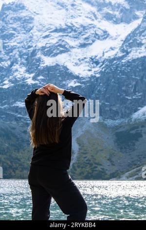 Junge Frau genießt die Natur in Morskie Oko Snowy Mountain Hut in polnischer Tatra Zakopane Polen. Naturgetreue Ästhetische Be Stockfoto