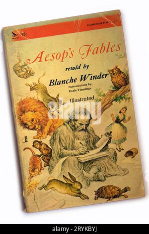 Aesop's Fables – Nachschlagewerk von Blanche Winder, illustriert. Bucheinband, Studioeinrichtung auf weißem Hintergrund Stockfoto