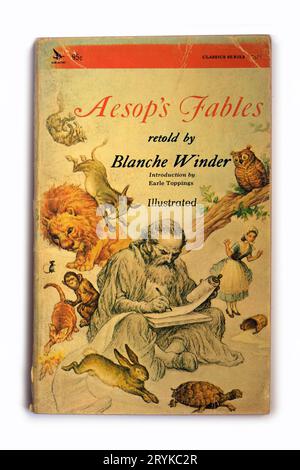 Aesop's Fables – Nachschlagewerk von Blanche Winder, illustriert. Bucheinband, Studioeinrichtung auf weißem Hintergrund Stockfoto