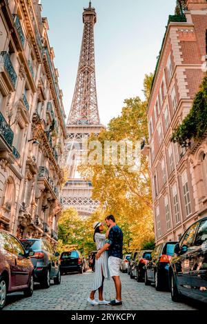 Ein Paar Männer und eine Frau Flitterwochen Paris Eiffelturm, ein Paar Männer und Frauen Stadtausflug nach Paris Stockfoto