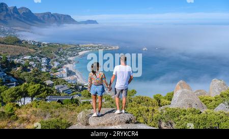 Der Aussichtspunkt Rock in Kapstadt, Camps Bay mit Nebel über dem Ozean in Kapstadt Südafrika Stockfoto