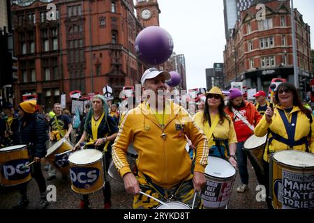 Manchester, Großbritannien. Oktober 2023. Demonstranten gehen auf die Straße, um die Tories zu verurteilen, die ihre Parteikonferenz in der Stadt abhalten. Manchester, Großbritannien. Quelle: Barbara Cook/Alamy Live News Stockfoto