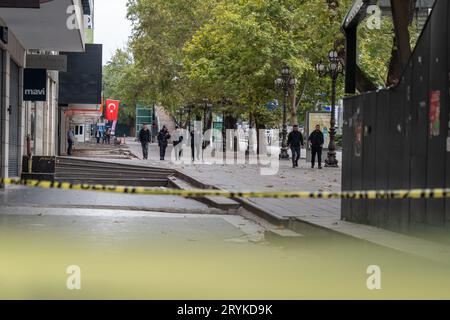 Ankara, Türkei. Oktober 2023. Eine Gruppe von Polizeibeamten steht vor dem Innenministerium, wo der Bombenanschlag stattfand. Gegen 9.00 Uhr in der türkischen Hauptstadt Ankara verübten zwei Mitglieder der Kurdischen Arbeiterpartei (PKK) einen Bombenanschlag vor dem Innenministerium. Während einer der Angreifer durch eine Bombe starb, wurde der andere von Sicherheitskräften neutralisiert. Quelle: SOPA Images Limited/Alamy Live News Stockfoto