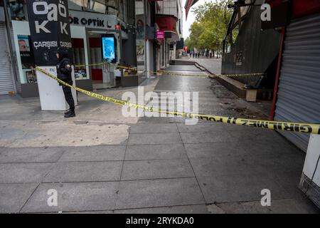 Ankara, Türkei. Oktober 2023. Ein Polizeibeamter steht auf der Wache vor dem Innenministerium, wo der Bombenanschlag stattfand. Gegen 9.00 Uhr in der türkischen Hauptstadt Ankara verübten zwei Mitglieder der Kurdischen Arbeiterpartei (PKK) einen Bombenanschlag vor dem Innenministerium. Während einer der Angreifer durch eine Bombe starb, wurde der andere von Sicherheitskräften neutralisiert. Quelle: SOPA Images Limited/Alamy Live News Stockfoto