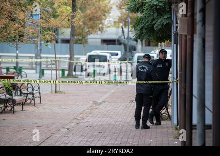 Ankara, Türkei. Oktober 2023. Zwei Polizeibeamte stehen vor dem Innenministerium, wo der Bombenanschlag stattfand, auf Wache. Gegen 9.00 Uhr in der türkischen Hauptstadt Ankara verübten zwei Mitglieder der Kurdischen Arbeiterpartei (PKK) einen Bombenanschlag vor dem Innenministerium. Während einer der Angreifer durch eine Bombe starb, wurde der andere von Sicherheitskräften neutralisiert. Quelle: SOPA Images Limited/Alamy Live News Stockfoto