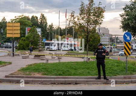 Ankara, Türkei. Oktober 2023. Ein Polizeibeamter steht auf der Wache vor dem Innenministerium, wo der Bombenanschlag stattfand. Gegen 9.00 Uhr in der türkischen Hauptstadt Ankara verübten zwei Mitglieder der Kurdischen Arbeiterpartei (PKK) einen Bombenanschlag vor dem Innenministerium. Während einer der Angreifer durch eine Bombe starb, wurde der andere von Sicherheitskräften neutralisiert. Quelle: SOPA Images Limited/Alamy Live News Stockfoto