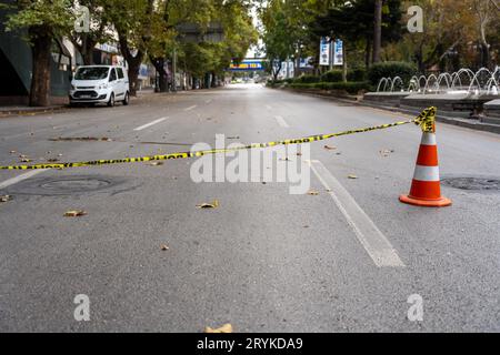 Ankara, Türkei. Oktober 2023. Polizeiband im Innenministerium, wo der Bombenanschlag stattfand. Gegen 9.00 Uhr in der türkischen Hauptstadt Ankara verübten zwei Mitglieder der Kurdischen Arbeiterpartei (PKK) einen Bombenanschlag vor dem Innenministerium. Während einer der Angreifer durch eine Bombe starb, wurde der andere von Sicherheitskräften neutralisiert. Quelle: SOPA Images Limited/Alamy Live News Stockfoto