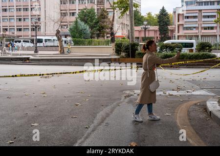 Ankara, Türkei. Oktober 2023. Ein Reporter sendet vor dem Sperrgebiet des Innenministeriums, wo der Bombenanschlag stattfand. Gegen 9.00 Uhr in der türkischen Hauptstadt Ankara verübten zwei Mitglieder der Kurdischen Arbeiterpartei (PKK) einen Bombenanschlag vor dem Innenministerium. Während einer der Angreifer durch eine Bombe starb, wurde der andere von Sicherheitskräften neutralisiert. Quelle: SOPA Images Limited/Alamy Live News Stockfoto