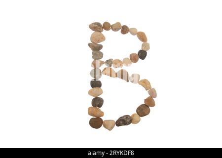 B handgefertigte Schriftart aus Steinen, Zeichen der Natur, Stärke, Stabilität und Langlebigkeit. Auffällige zufällige Muster, Linien, Formen, weißer Hintergrund Stockfoto