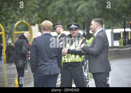 Demonstranten vor der Konservativen Parteikonferenz am 1. Tag in Manchester, Großbritannien, findet die Konservative Parteikonferenz ab 1. Oktober im Manchester Central Convention Complex statt, mehrere Ringe der Stahlsicherheit mit vielen Hunderten von Polizeibeamten, Anti-Terror-Maßnahmen sichtbar, Konservative Partei, Konferenz, Protest, Tory Party Konferenz, Konservative Partei, Konservative, Konservative, Lokale, Nationaldemonstration, Demonstranten, Konferenz, politische, Politik, Demonstration, Demonstration, Kreditpartei Terry Waller, Stockfoto