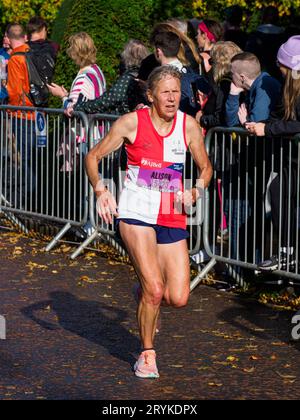 GLASGOW, SCHOTTLAND, GROSSBRITANNIEN. Oktober 2023. Ein älterer weiblicher Wettstreiter, der den AJ Bell Great Scottish Run 10K in Glasgow Green Park absolvierte, wurde von george robertson/Alamy Live News ausgezeichnet Stockfoto