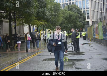 Demonstranten vor der Konservativen Parteikonferenz am 1. Tag in Manchester, Großbritannien, findet die Konservative Parteikonferenz ab 1. Oktober im Manchester Central Convention Complex statt, mehrere Ringe der Stahlsicherheit mit vielen Hunderten von Polizeibeamten, Anti-Terror-Maßnahmen sichtbar, Konservative Partei, Konferenz, Protest, Tory Party Konferenz, Konservative Partei, Konservative, Konservative, Lokale, Nationaldemonstration, Demonstranten, Konferenz, politische, Politik, Demonstration, Demonstration, Kreditpartei Terry Waller, Stockfoto