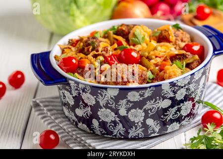 Hausgemachte Fleischbällchen mit geschmortem Gemüse. Stockfoto