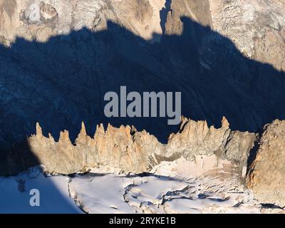 LUFTAUFNAHME. Langer schmaler Rücken mit scharfen Zinnen, bekannt als „Les Périades“. Mont Mallet Gletscher im Vordergrund. Mont Blanc Massif, Chamonix, Frankreich. Stockfoto