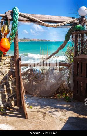 Hängende Dekoration im nautischen Stil und Meerblick Stockfoto