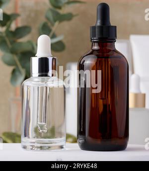 Zwei Glasflaschen mit Pipetten, Verpackung für Kosmetik, Werbung und Werbung Stockfoto