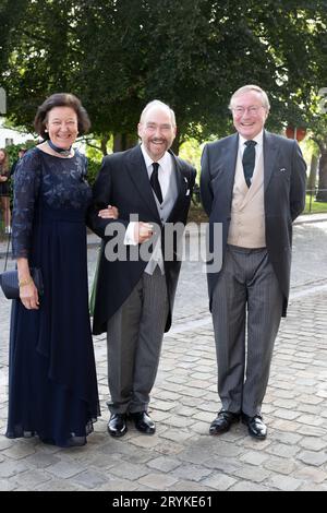 Prinz Jean von Luxemburg, Erzherzog Rudolf von Habsbourg-Lothringen und seine Frau Erzherzogin Marie Helene nehmen an der Hochzeit von Archiduc Alexander de Habsbourg-Lothringen und Gräfin Natacha Roumiantzoff-Pachkevitch in der Kirche St. Pierre von Beloeil am 29. September 2023 in Belgien Teil. Foto von David NIVIERE Stockfoto