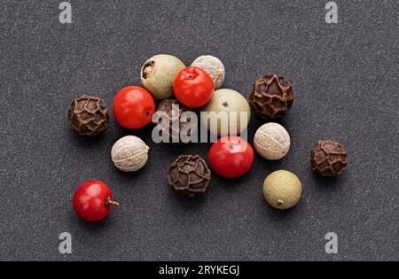 Pfeffermischung aus schwarzen, roten und weißen Pfefferkörnern Stockfoto