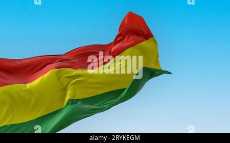 Bolivianische Nationalflagge winkt im Wind Stockfoto