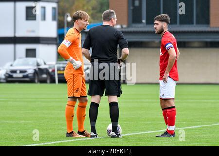 Swansea, Wales. 30. September 2023. Torhüter Ewan Griffiths aus Swansea City (links) und Mason Hunter aus Charlton Athletic (rechts) mit Match-Schiedsrichter Philip Staynings vor dem Spiel der U18 Professional Development League zwischen Swansea City und Charlton Athletic an der Swansea City Academy in Swansea, Wales, UK am 30. September 2023. Quelle: Duncan Thomas/Majestic Media. Stockfoto