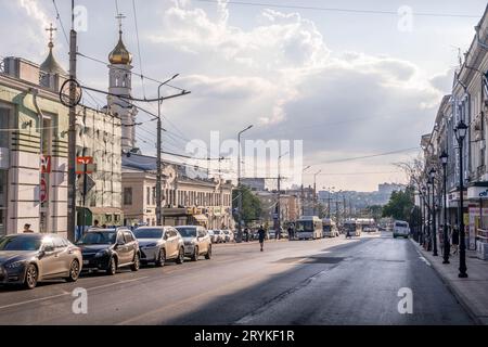 Der Straßenverkehr in der Innenstadt von Rostow-am-Don (Rostow-na-Donu), der Stadt in Südrussland an der Grenze zur Ukraine. Stockfoto